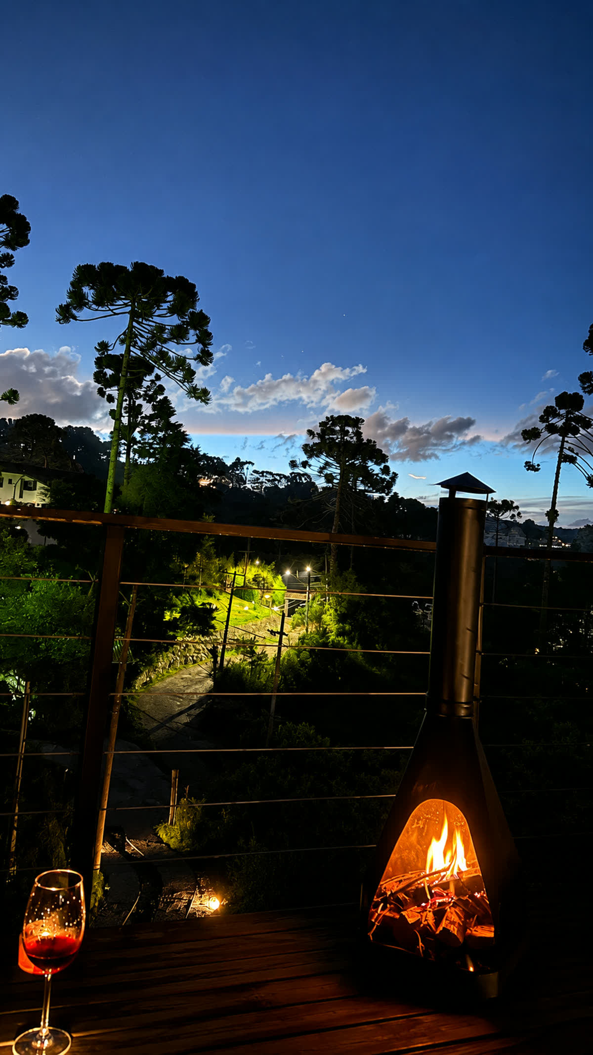 O deck da Hill House ao entardecer, com a lareira suíça acesa