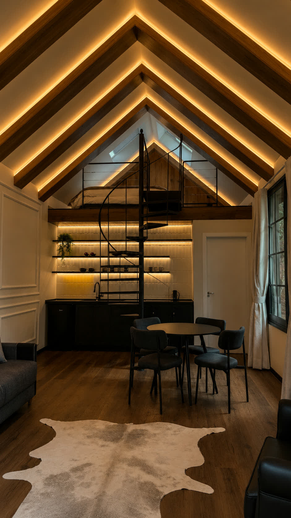 O interior da Farm House sob o telhado de duas águas, com o mezanino ao fundo