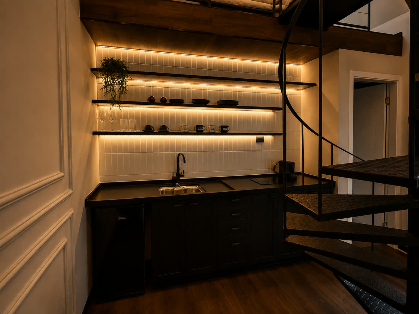 A cozinha da Farm House, com prateleiras iluminadas