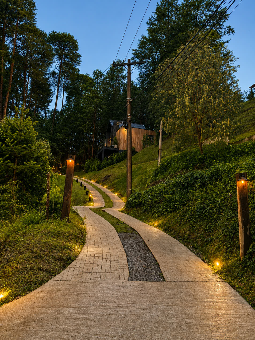 A rampa de acesso iluminada ao entardecer, com a cabana ao fundo