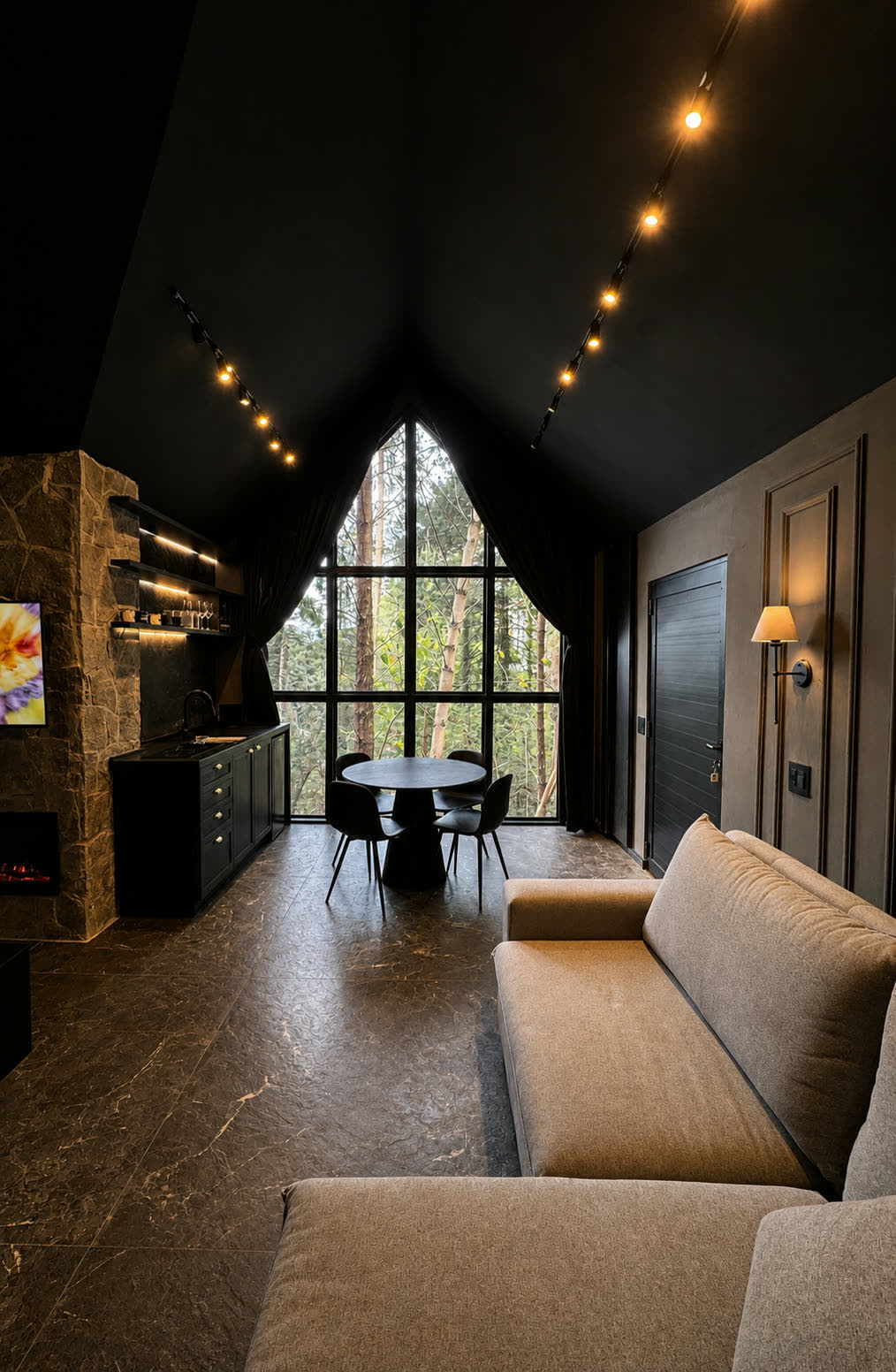 O interior da Mountain House com pé direito alto e a janela triangular do frontão