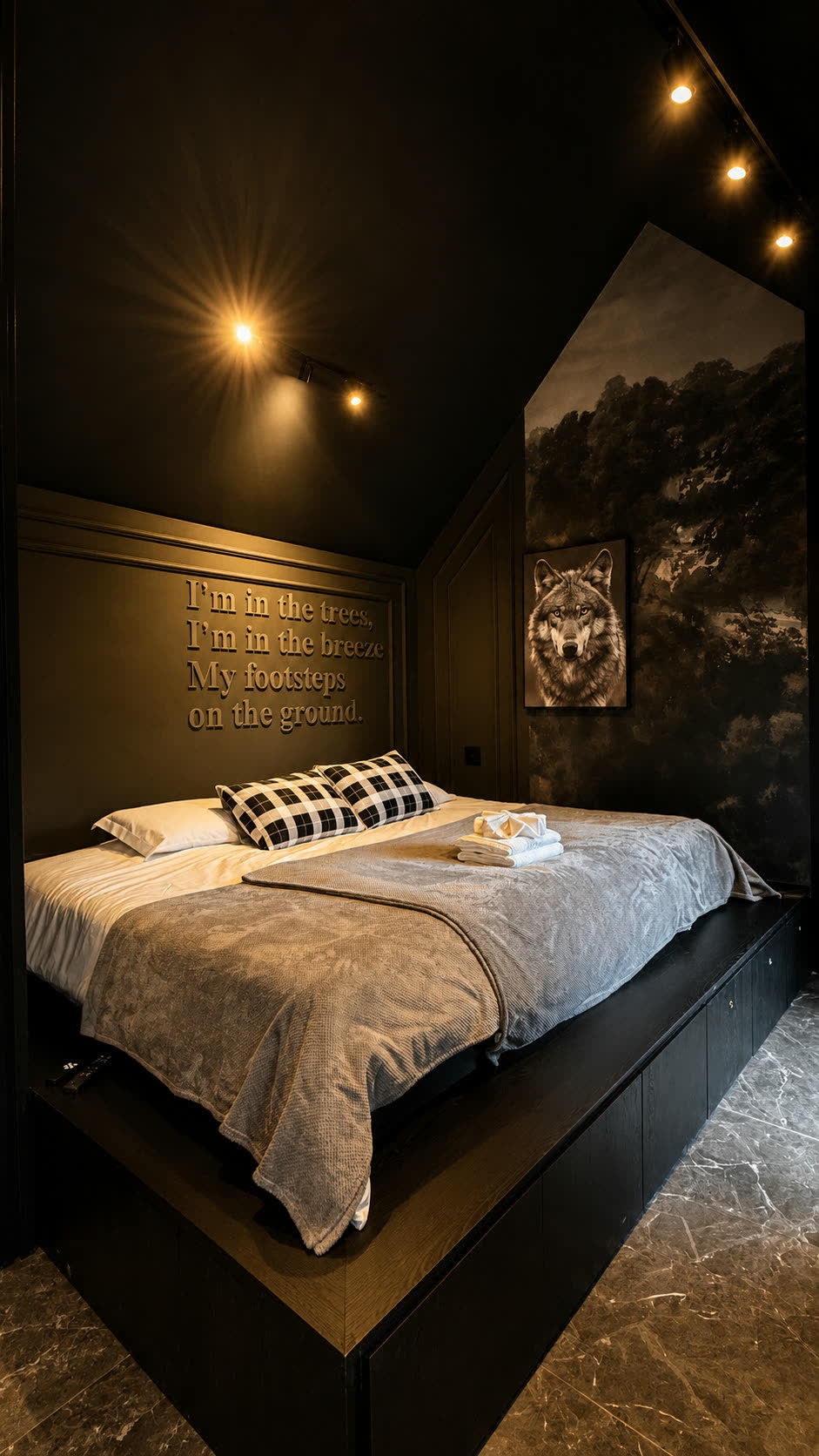 A cama personalizada de 2,70 m de largura, com o lettering na parede